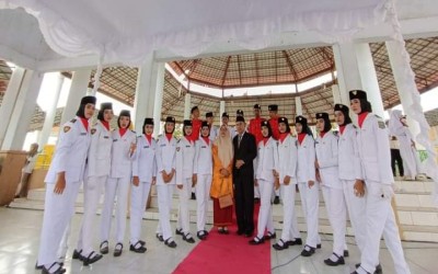 PASKIB dan Marching Band SMAN 1 Sigli Menjadi Petugas Upacara HUT RI Ke-78 di Paruga Na'e Sila